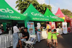 kudus, dicembre 2022. foto ritratto di il kudus expo micro, piccolo e medio imprese, con vario tipi di vestiario, cibo e bevande. collocato nel il kudus piazza affollato con venditori visitatori.