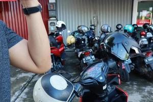 kudus, dicembre 2022. foto di un' affollato motocicletta parcheggio lotto nel il kudus città quadrato. affollato visitatori venire per il kudus esposizione