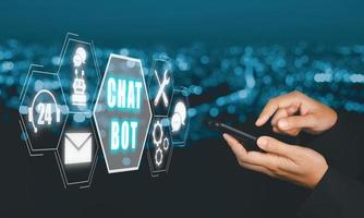 chatbot assistente conversazione, donna mano utilizzando inteligente Telefono con chatbot icona su virtuale schermo, robot applicazione e globale connessione, ai, artificiale intelligenza, innovazione e tecnologia. foto