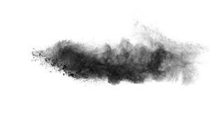 esplosione di polvere nera su sfondo bianco. schizzi di particelle di polvere nera. foto