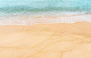 estate spiaggia superiore vista, blu oceano con morbido onda modulo su sabbia trama, orizzontale mare Visualizza di Marrone spiaggia sabbia duna nel soleggiato giorno primavera, sfondo per viaggio,vocazione,estate vacanza annuncio pubblicitario foto