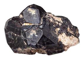 spinello minerale pietra preziosa su nero diopside cristalli foto