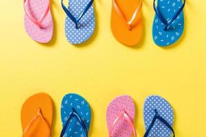 un' lotto di Flip flop colorato sandali, estate vacanza su colorato sfondo, copia spazio superiore Visualizza foto