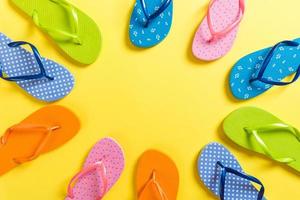 un' lotto di Flip flop colorato sandali, estate vacanza su colorato sfondo, copia spazio superiore Visualizza foto