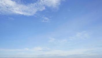 blu cielo e bianca cirrocumulus nuvole struttura sfondo. blu cielo su soleggiato giorno. bellissimo blu cielo. mondo ozono giorno. ozono strato. estate cielo. bellezza nel natura. simpatico tempo metereologico nel estate stagione. foto