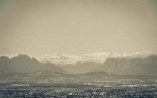 vista panoramica del paesaggio urbano e delle montagne di città del capo, sud africa. foto