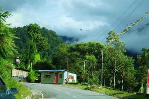 strada e verdura natura di himalayano gamma villaggio 4 foto