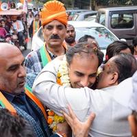 delhi, India, dicembre 02 2022 -bhratiya janata festa bjp sostenitore durante mega strada mostrare nel supporto di bjp candidato pankaj luthara per file nomina documenti avanti di mcd Locale corpo elezioni 2022 foto