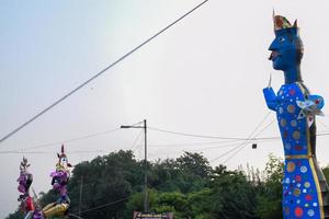 ravnans essere acceso durante dussera Festival a ramleela terra nel delhi, India, grande statua di ravana per ottenere fuoco durante il giusto di dussera per celebrare il vittoria di verità di signore rama foto