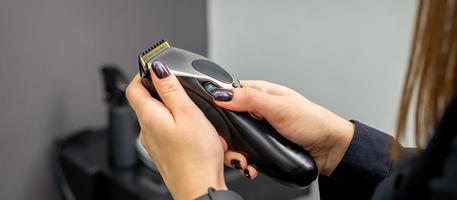 capelli clipper nel mani di femmina foto