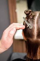 capelli clip su capelli di giovane donna foto