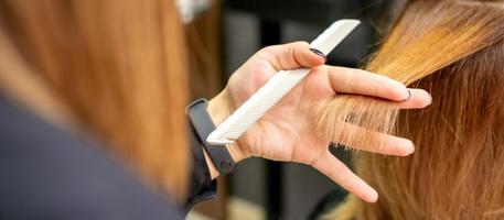 parrucchiere tagli capelli per giovane donna foto