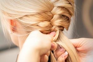 femmina mani intrecciare treccia per donna foto