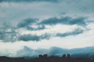 buio tempestoso Cloudscape al di sopra di il città. urbano paesaggio con tempestoso cielo. foto