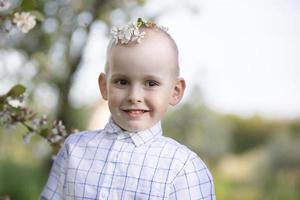 un' contento bambino nel un' fioritura primavera giardino gioisce, sorrisi. foto