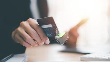 consumatori uso credito carte per condotta finanziario transazioni ,pagamento con senza fili comunicazione tecnologia ,digitale i soldi trasferimento ,commercio elettronico, in linea pagamento shopping ,digitale bancario concetto foto