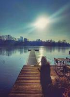 un' Visualizza di un' molo su un' lago. luminosa soleggiato giorno. foto