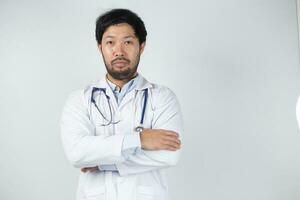 asiatico uomo nel medico uniforme su bianca sfondo nel ospedale foto