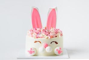 Pasqua coniglietto celebrazione torta su bianca sfondo, fatti in casa compleanno torta foto