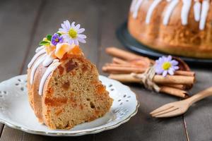 fetta di bael frutta torta decorato con piccolo fiori su superiore, dolce e salutare dolce, fatti in casa torta foto