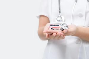 ambulanza modello nel medico mano isolato su bianca sfondo, foto