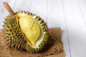 fresco durian mese su sacco e bianca vecchio legna foto