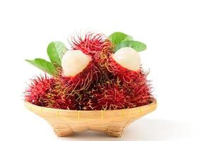 fresco rambutan frutta su bambù cestino isolato su bianca sfondo. frutta sud-est Asia. foto