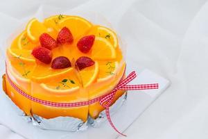 arancia torta decorato con diapositiva fresco arancia e fragole foto