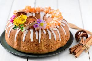 bael frutta torta decorato con piccolo fiori su superiore, dolce e salutare dolce, foto