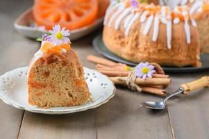 fetta di bael frutta torta decorato con piccolo fiori su superiore, dolce e salutare dolce, foto