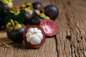 fresco mangostano su vecchio legna sfondo. mangostano ha stato conosciuto come il Regina di frutta foto