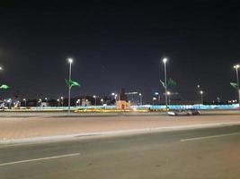 jeddah, Arabia arabia, feb 2023 - bellissimo Visualizza di traffico su jeddah corniche a notte. foto
