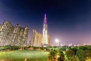 bellissimo notte Visualizza con colorato cielo a punto di riferimento 81 - esso è un' super alto grattacielo con sviluppo edifici lungo saigon fiume nel ho chi minh città, Vietnam. foto