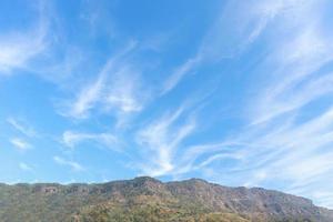 montagna con bellissimo nuvole e blu cielo sfondo foto