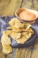 tortilla chips con peperoncino con queso foto