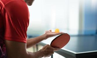 giovane atleta giocando ping pong con determinazione nel vittoria giocando foto