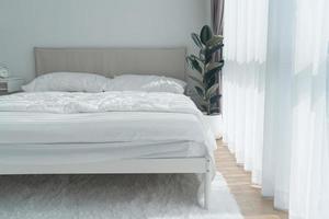 bianca Camera da letto con bianca le tende e bianca cuscini foto