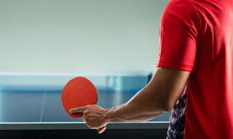 giovane atleta giocando ping pong con determinazione nel vittoria giocando. foto