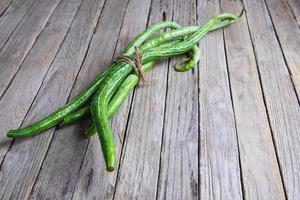 zucchine in bundle con spago su uno sfondo di legno foto