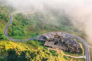 vista dall'alto intorno a genting resort negli altopiani di genting, pahang, malesia foto