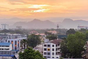 Vista la mattina della città di ipoh, perak, malesia, 2017 foto