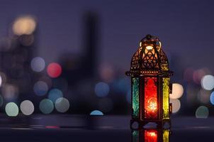 lanterna con notte cielo e città bokeh leggero sfondo per il musulmano festa di il santo mese di Ramadan kareem. foto