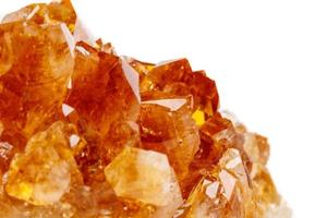 macro minerale pietra citrino nel roccia nel cristalli su un' bianca sfondo foto