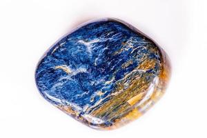 macro minerale pietra petersit par su bianca sfondo foto