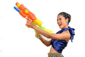 ritratto bella donna nel Songkran Festival con acqua pistola foto