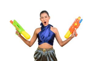 ritratto bella donna nel Songkran Festival con acqua pistola foto