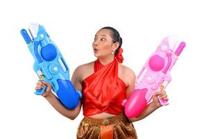 ritratto bellissimo donna nel Songkran Festival con acqua pistola foto