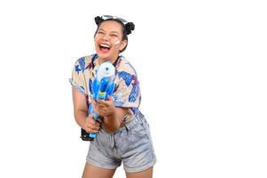 ritratto carino donna nel Songkran Festival con acqua pistola foto
