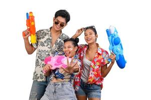 adolescente gruppo avere divertimento con acqua pistola su Songkran giorno foto