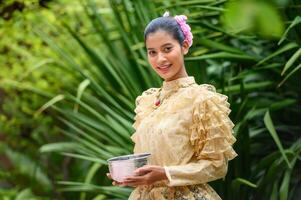 ritratto bella donna nel Songkran Festival con acqua ciotola foto